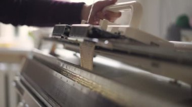 Tekstil atölyesinde masada makine dokuma üzerinde yapma eller