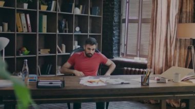 Tablo ve şişe viski alarak kağıt Taşınılan üzgün iş adamı