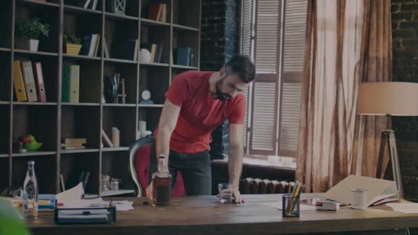 Hombre cansado bebiendo whisky. Relajante hombre vertiendo alcohol en vidrio — Vídeos de Stock