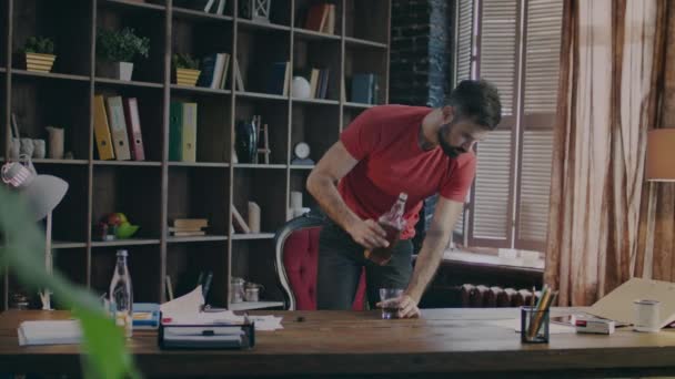 Business man drinking whiskey in office. Businessman resting after hard work day — Stock Video