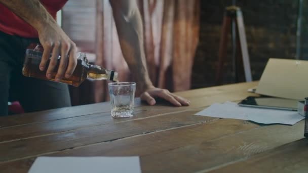 Garrafa de uísque derramando em vidro. A servir bebidas alcoólicas. Uísque Jack Daniels — Vídeo de Stock