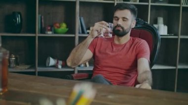 Viski içme sakallı adam. Yorgun işadamı ev ofis viski içme