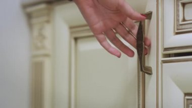 Mutfak dolap kapı açılması ve raf içinde beyaz tabak yerleştirerek el