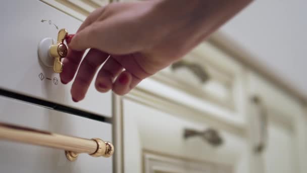 Woman hand turning knob on gas stove on modern kitchen — Stock Video