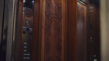 Asansör kabini duran ayna Asansör kapı ve genç kadın açma