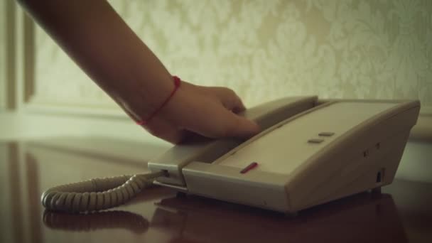 Mulher mão tomando telefone auscultador para chamar no quarto do hotel — Vídeo de Stock