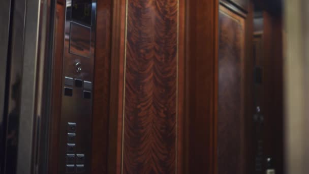 Apertura de puertas de ascensor espejo y mujer joven que entra en coche ascensor — Vídeos de Stock