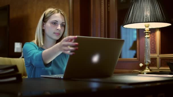 Mujer de negocios ordenador portátil de apertura para trabajar en el escritorio con lámpara de mesa — Vídeo de stock