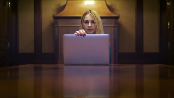 Üzletasszony ülő-on iskolapad-ban haza laptop számítógépen dolgozik — Stock videók