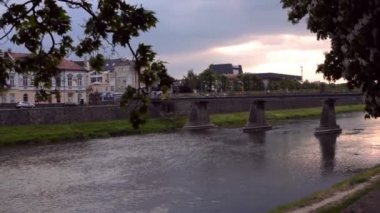 Şehirde su üzerinde köprü. Küçük kasabada Nehri üzerinde yaya köprüsü