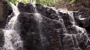 Doğal Park kayalık yol akan suda. Dağ şelale dere