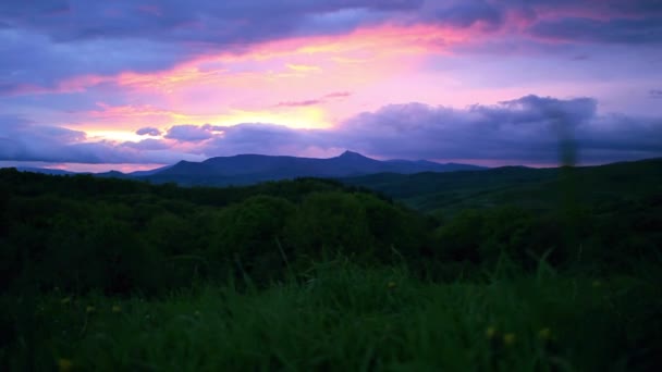 Τοπίο με τα βουνά το βράδυ. Μαγευτικό ηλιοβασίλεμα στα βουνά τοπίο — Αρχείο Βίντεο