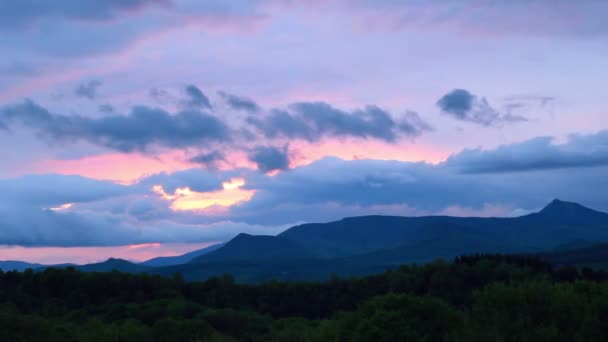 Berge bei Sonnenuntergang. Zeitraffer der Abenddämmerung in den Bergen. Sonnenuntergangslandschaft — Stockvideo