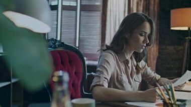 Akşam saatlerinde ofisinde çalışan güzel kadın. Kadın işçilerin çalışma