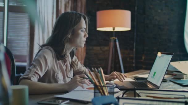 Geconcentreerd zakenvrouw werkt op laptopcomputer op kantoor — Stockvideo