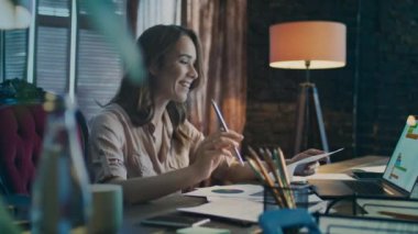 Mutlu iş kadın ev ofis dizüstü bilgisayarda iyi haber okuma