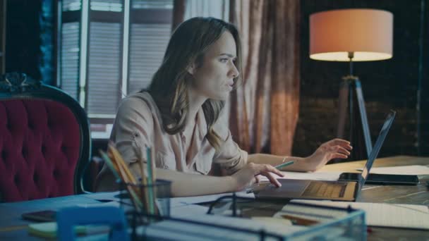 Mulher de negócios tentar encontrar erro no relatório de dados. Chefe do negócio de planeamento feminino — Vídeo de Stock