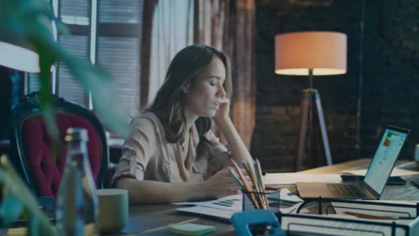 Femme d'affaires énervée en utilisant le téléphone dans un studio confortable. Femme d'affaires déprimée — Video