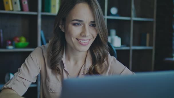 Heureuse femme d'affaires analysant le rapport financier. Portrait de femme ouvrière — Video