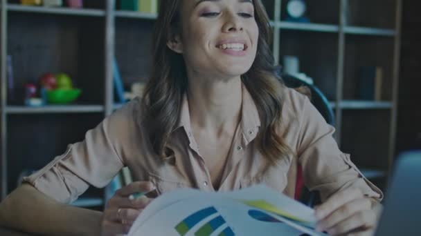 Framgångsrik affärskvinna leende. Lycklig kvinna njuta av framgång arbete på laptop — Stockvideo