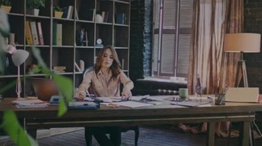 Sorumlu işkadını rahat Studio belgelerle çalışma