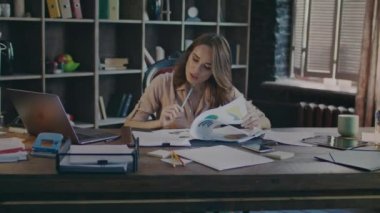 Çekici kadın okuma belgeleri. Analizi, mühendislerimizin veri. İş süreci