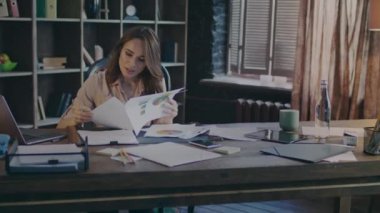 İş kadını rapor belge okuma. İş belgeler çalışır. Veri analizi