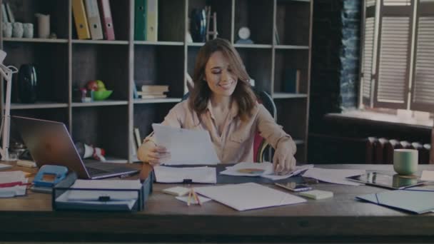 Femme d'affaires lisant des documents. Étude de marché analysant le graphique — Video