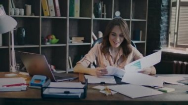 Şok işkadını belgeler üzerinde yeni grafik bakın. Mutlu bir iş kadını