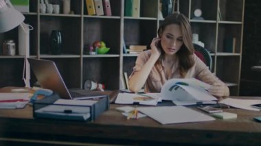 Seyir iş grafikleri iş kadını yoğunlaşmıştır. Yatırım planlaması