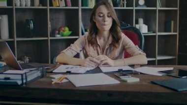 Rahatsız kadın iş yerinde yorgun. Üzgün pazarlamacı iş istatistikleri hakkında düşünme