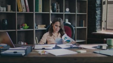 Veri Çözümleme endişeli bir iş kadını. Kadın işçilerin rapor hakkında düşünme