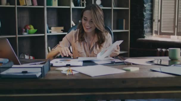 Mujer de negocios exitosa leyendo el informe de datos. Feliz mujer de negocios trabajando — Vídeos de Stock