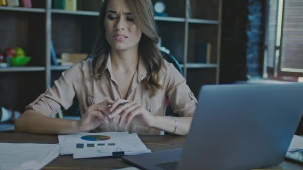 Mujer molesta leyendo documento de investigación de mercado. Problemas de negocios. Negocios preocupados — Vídeo de stock