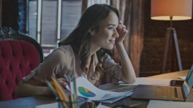 Mutlu kadın ev ofis içinde laptop üzerinde iyi haber okuma. Başarılı iş kadını