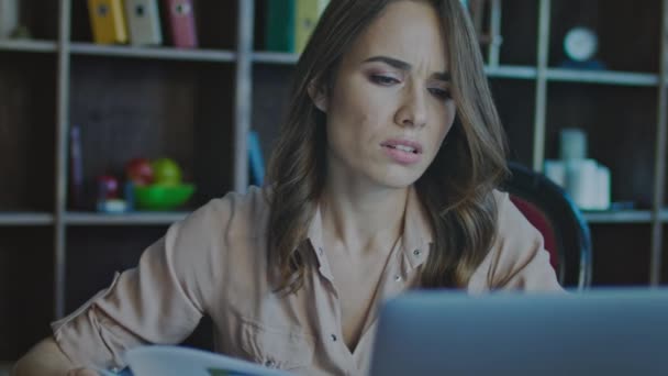 Orolig business kvinna ansikte tittar på laptop i office. Upprörd affärskvinna — Stockvideo