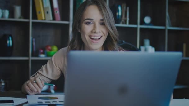 Ler affärskvinna tittar på laptop skärmen och njut av goda nyheter — Stockvideo