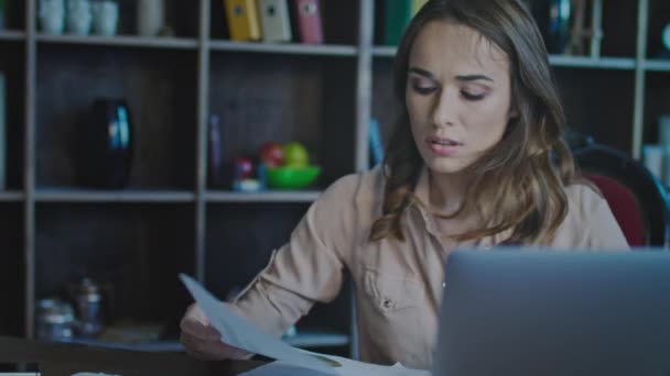 Dépêchez-vous femme travaillant avec rapport d'affaires. Femme d'affaires prenant des notes. Échéance — Video