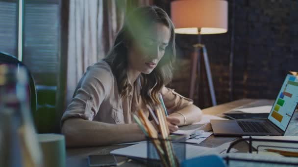 Femme d'affaires concentrée prenant des notes sur papier. Dépêchez-vous appel réponse spécialiste — Video