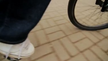 Bisiklet sürme sırasında ayak. Şehir etrafında Bisiklete binme. Yaşam sağlıklı şekilde