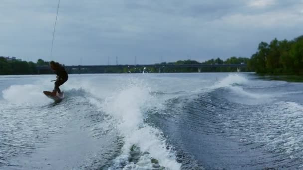 Rider van wakeboard vallen voor rivier. Sportman falende. Vallen op het water — Stockvideo