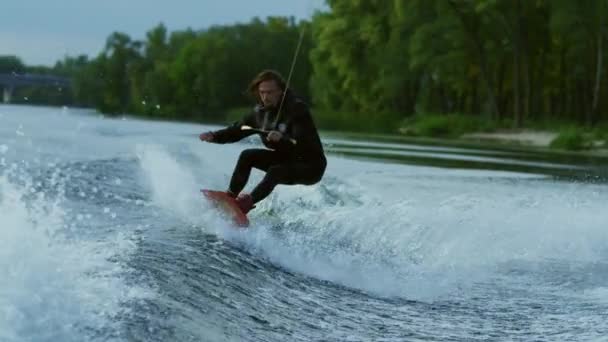 Hombre wakeboard barco en el río. Deportes acuáticos extremos. Estilo de vida extremo — Vídeo de stock