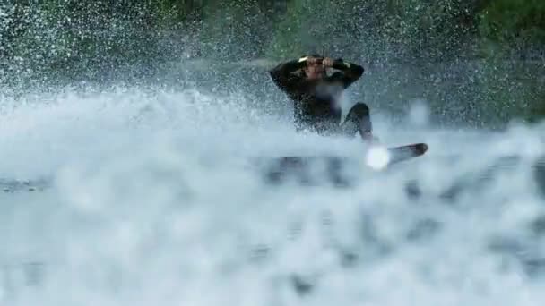 Wakeboarder haciendo trucos en las olas durante el movimiento en cámara lenta. Deporte extremo — Vídeo de stock