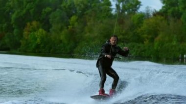 Adam wakeboarding Nehri üzerinde. Su spor aktivitesi yavaş hareket