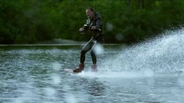 Yatılı Nehri üzerinde uyandır. Erkek binici wakeboarding tadını çıkarın. Aşırı yaşam tarzı