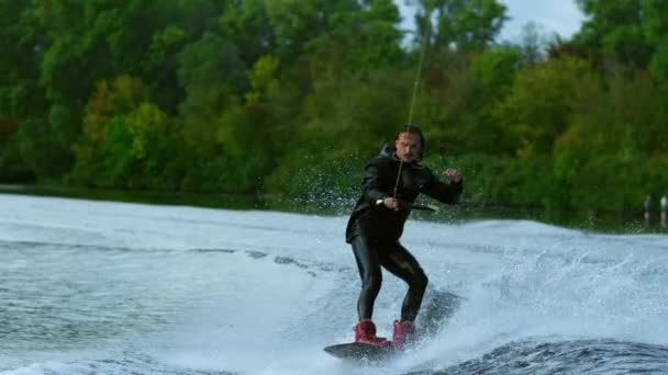 Wakeboarding człowieka na rzece. Aktywność sportowa wody w zwolnionym tempie — Wideo stockowe