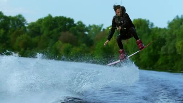 Mann reitet Brett auf Wellen des Flusses. Trainingsprozess im Wasserski — Stockvideo