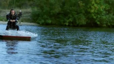 Wakeboarder sakin su sürme. Erkek binici muhteşem yaşam