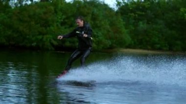 Wakeboard motorbot dalga üzerinde kişini. Uyku modundan çıkarma yatılı eğitim binici