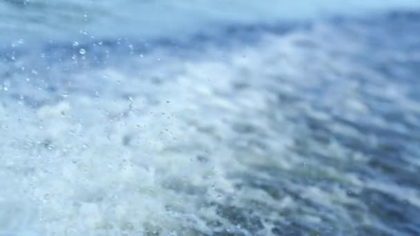 Fondo de olas de agua. Salpicaduras de agua en la superficie del río en cámara lenta — Vídeo de stock